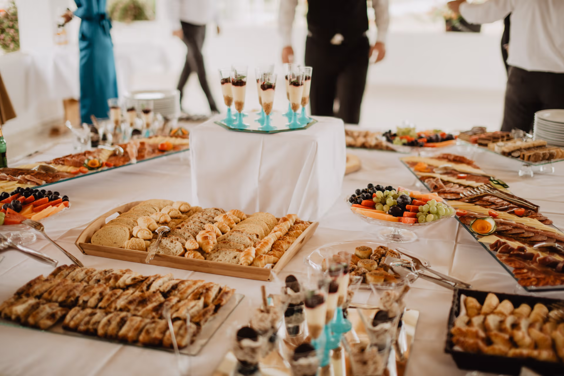 Catering stol s domaćim jelima na terasi Motela Vujeva u Livnu