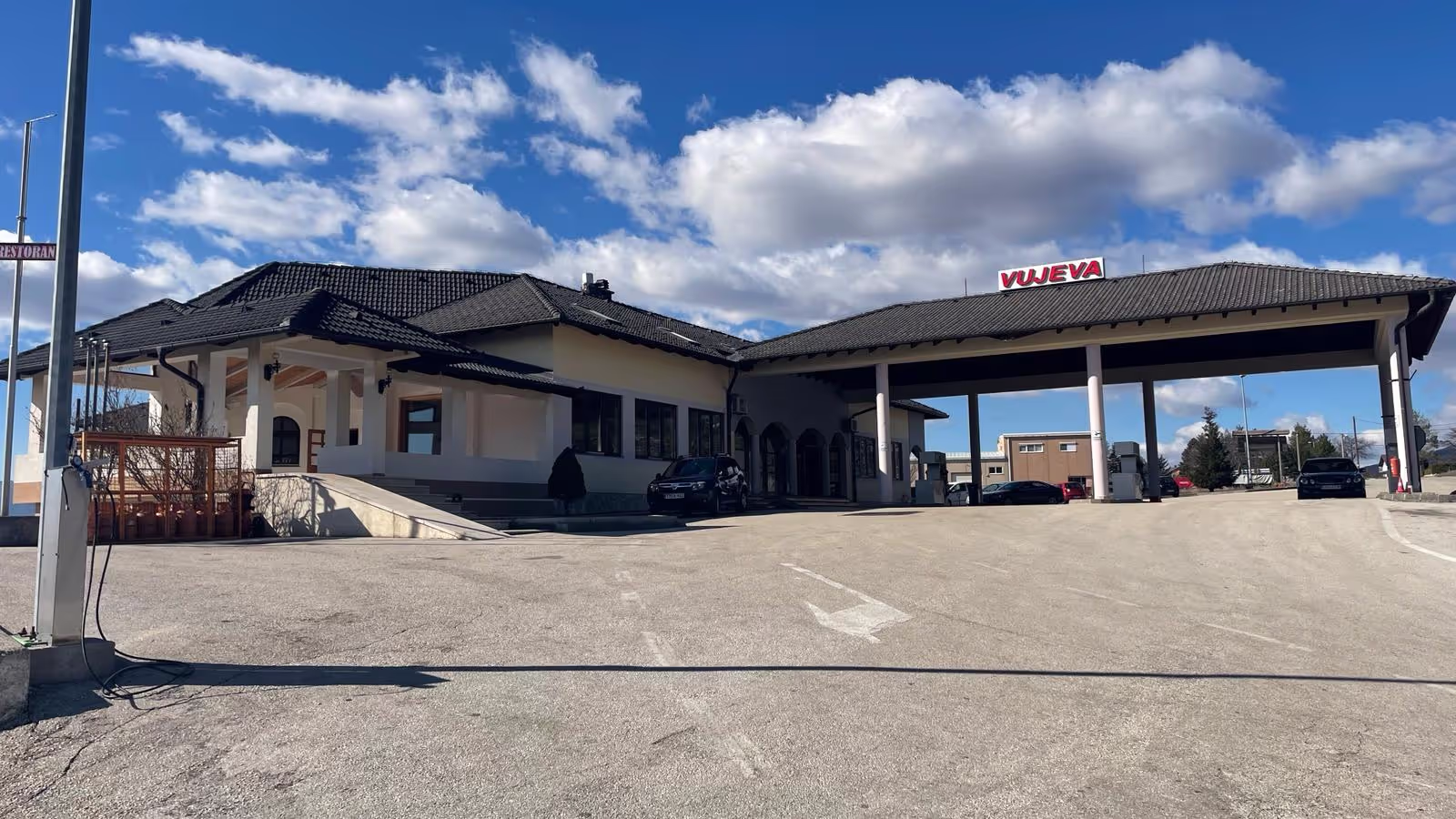Motel Vujeva i benzinska crpka s natpisom Vujeva, pogled s parkirališta
