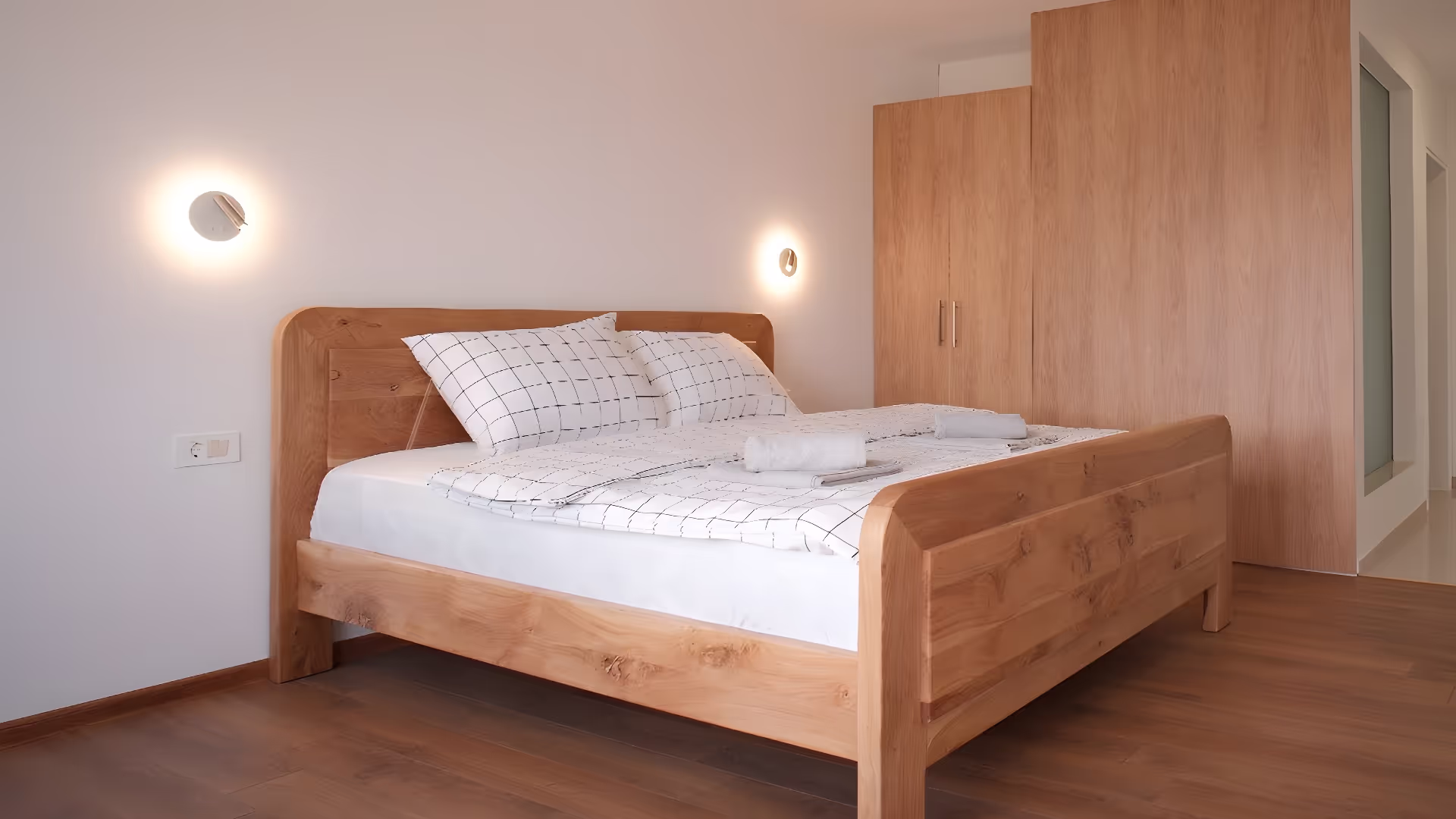 Soba u Motelu Vujeva s drvenim bračnim krevetom i ormarom