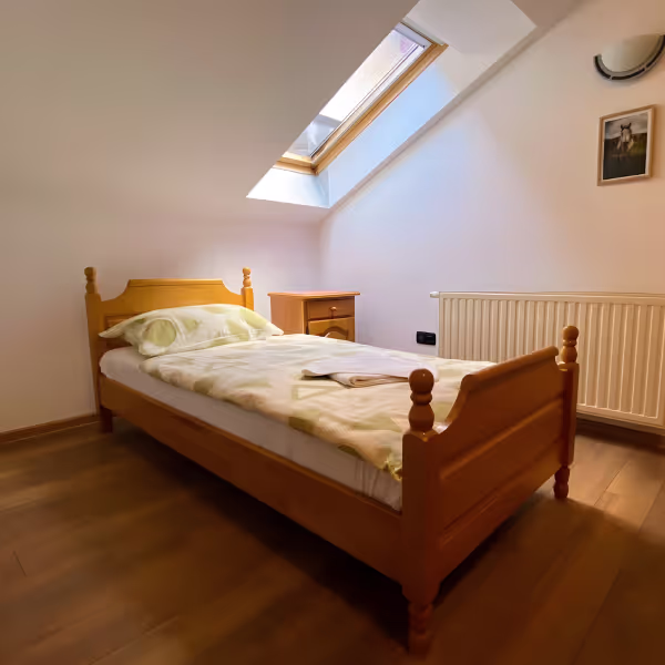 Jednokrevetna soba u Motelu Vujeva s udobnim krevetom, modernim namještajem i prozorom.